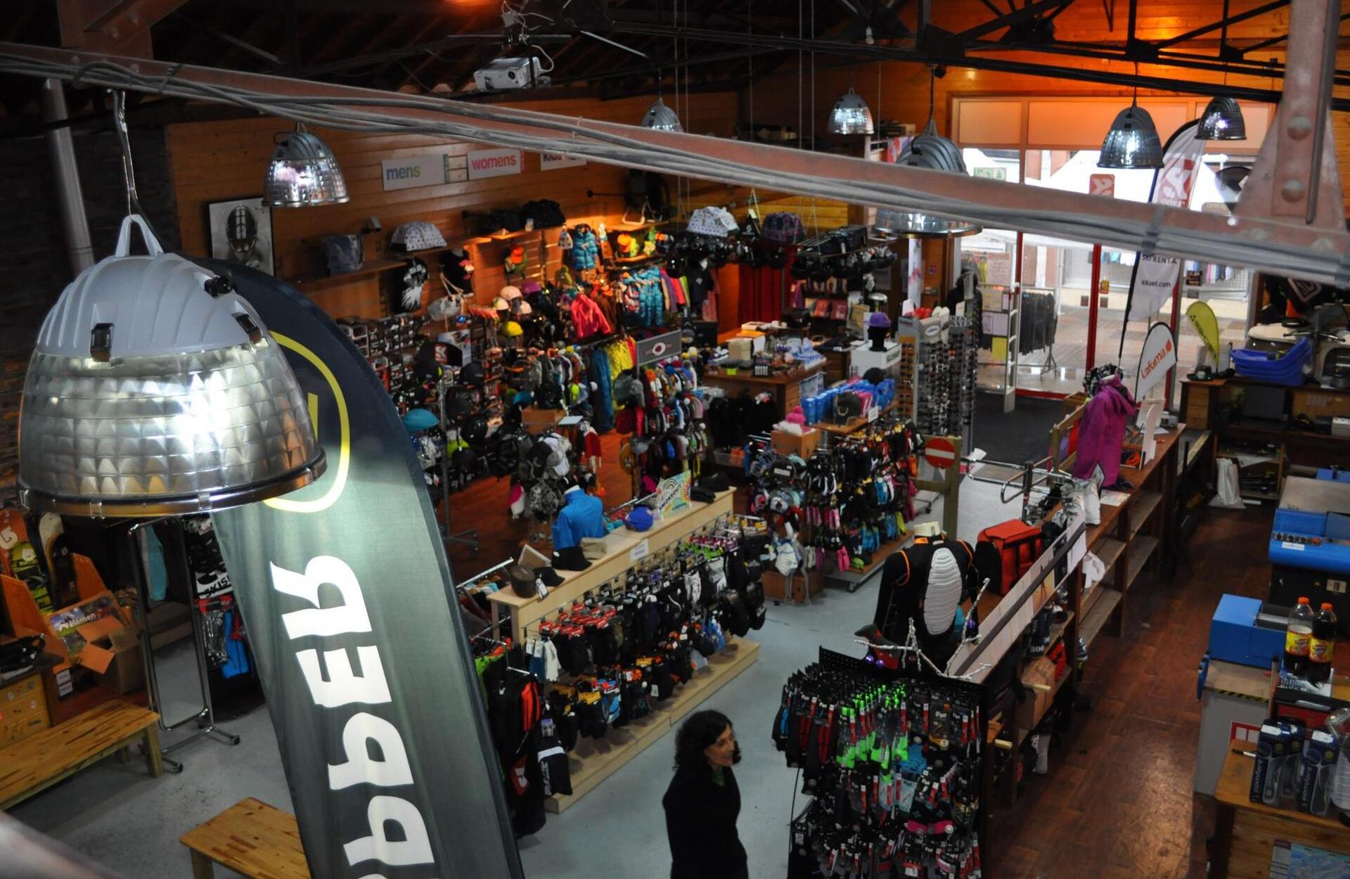 Les mains dans la neige